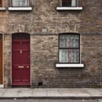 Immagine che illustra le sanzioni per subaffitto illegale con simboli di avvertimento e normative locali.