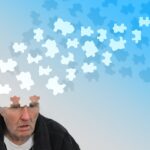Persona che annusa un fiore, simbolo del legame tra olfatto e Alzheimer.
