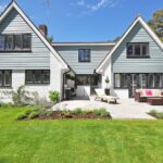 Immagine di una casa ristrutturata con interni moderni e luminosi, simbolo di un aumento di valore immobiliare.