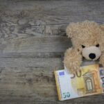 Immagine che illustra la donazione di un immobile ai figli con grafici su tasse e rischi legali.