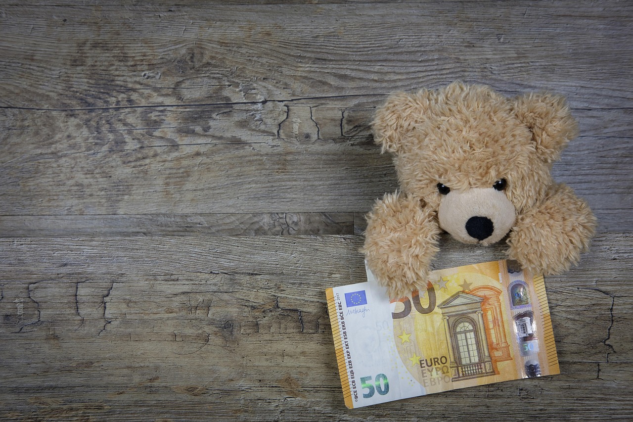 Immagine che illustra la donazione di un immobile ai figli con grafici su tasse e rischi legali.