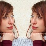 Persona che osserva attentamente un'altra durante una conversazione, esprimendo interesse e connessione emotiva.