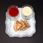 Crepes in preparazione con ingredienti: farina, uova e ciotola, senza bilancia.