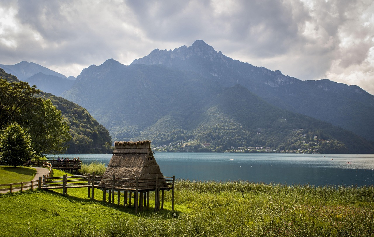 Vista panoramica del lago incastonato tra montagne, simile a un fiordo norvegese, in una regione italiana poco conosciuta.