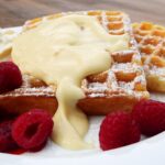 Deliziosa crema pasticcera in una ciotola, pronta per essere utilizzata in dolci e dessert.