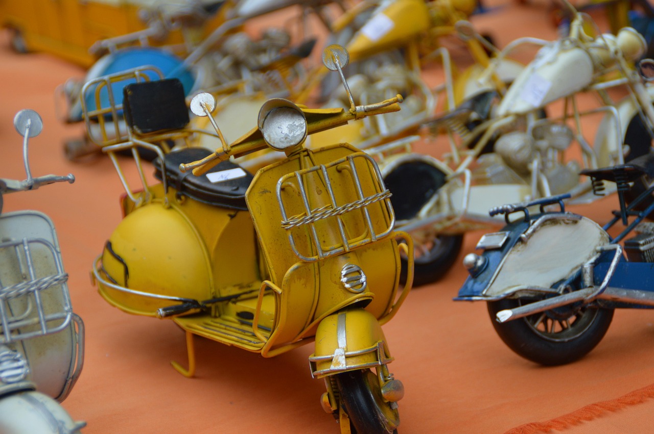 Vespa d'epoca in primo piano, evidenziando il suo stato di conservazione e dettagli originali.