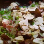 Piatto di pasta con prosciutto e piselli, un delizioso comfort food.