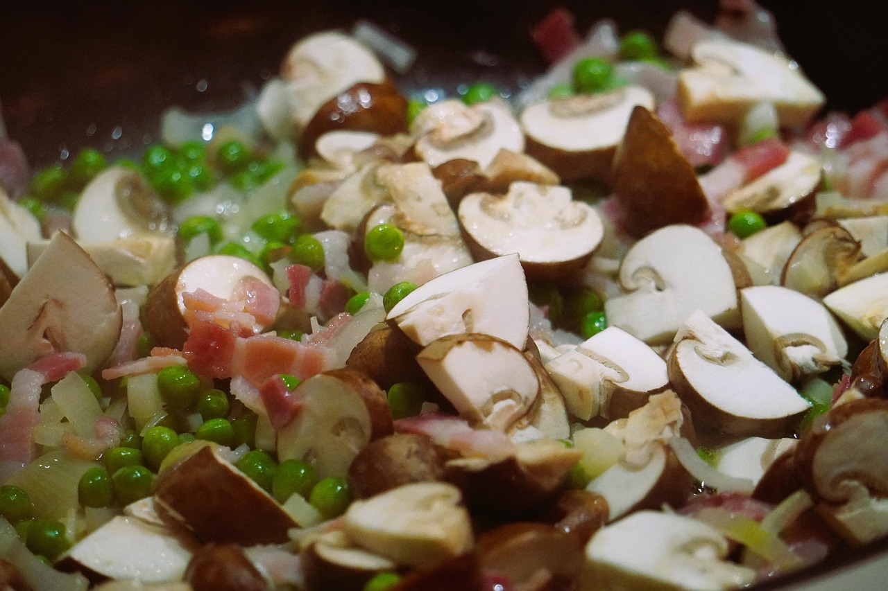 Piatto di pasta con prosciutto e piselli, un delizioso comfort food.