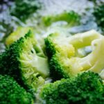 Broccoli in padella cotti senza odore, pronti per essere serviti, secondo il metodo della nonna.