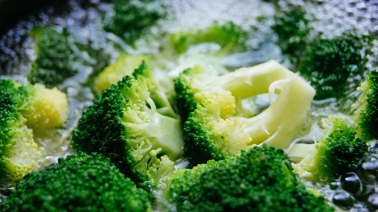 Broccoli in padella cotti senza odore, pronti per essere serviti, secondo il metodo della nonna.