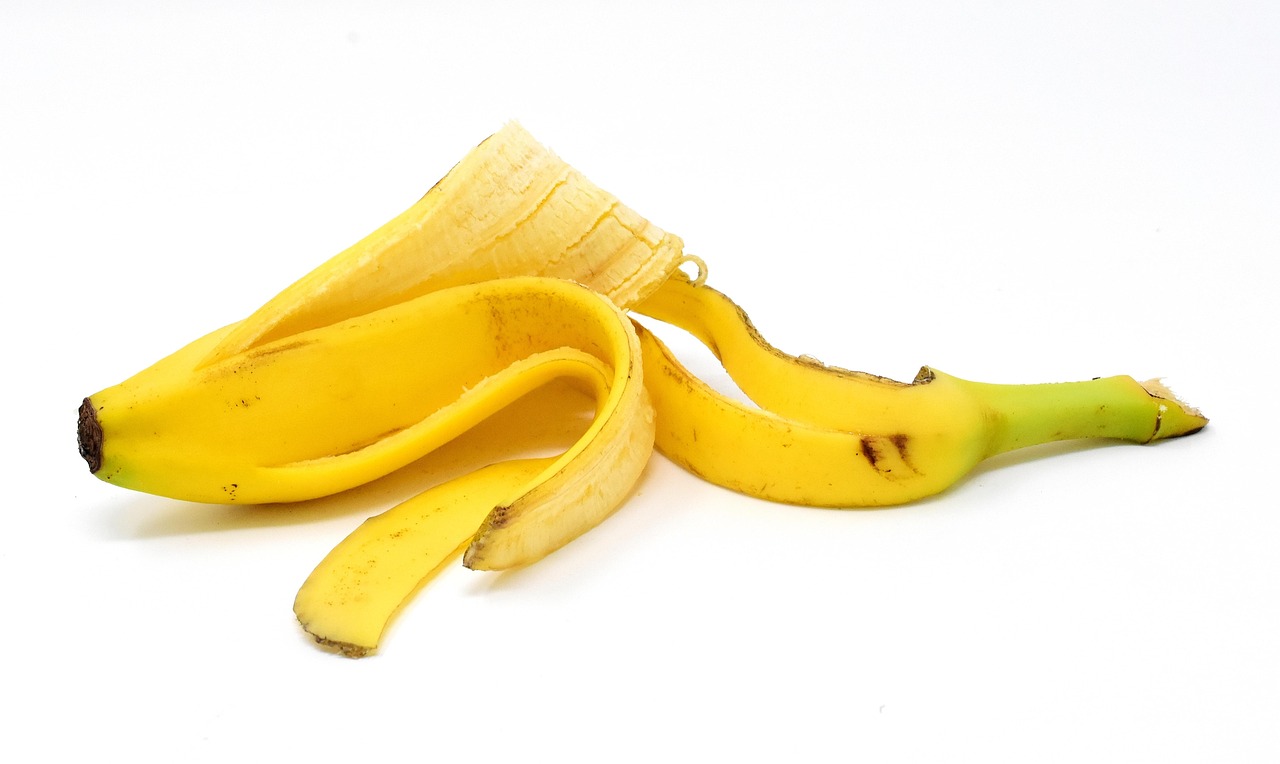 Bucce di banana essiccate pronte per essere trasformate in concime naturale.